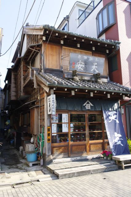 近くには佃煮のお店、建物も歴史がありそうです。周辺はうなぎのとても良い香りが漂います。