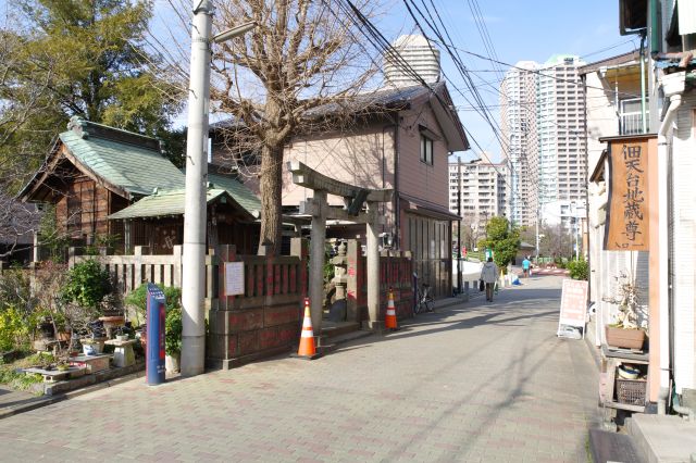 道路側へ。於咲稲荷・波除稲荷神社と佃天台地蔵尊の入口があります。