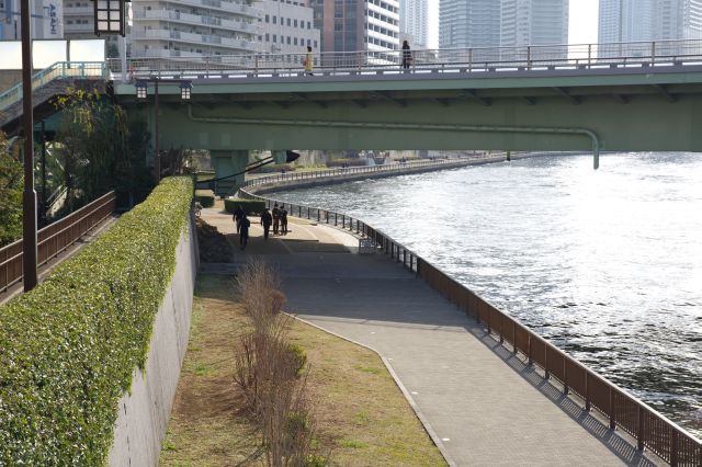 遊歩道の下流側は月島方面へと続く。