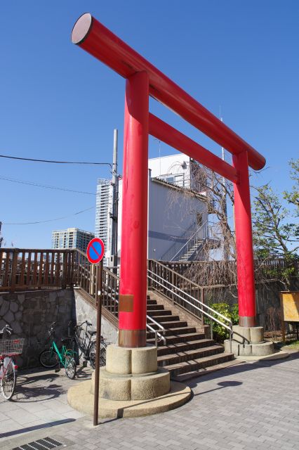 戻って佃公園方面へ進むと住吉神社の鳥居があります。