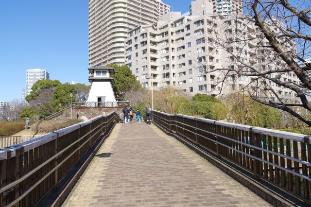 住吉神社の赤い鳥居から北側へ進みます。