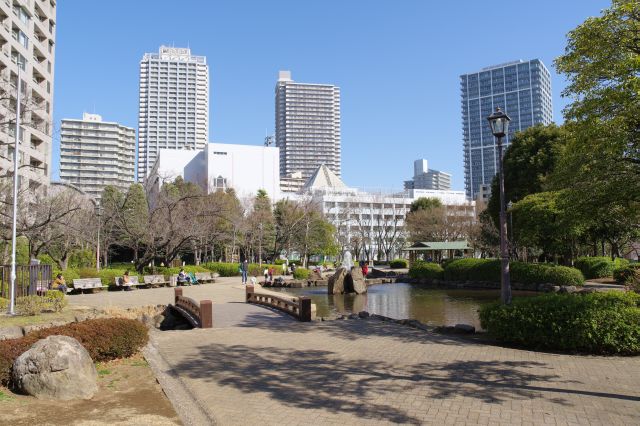 日当たりが良く水辺が心地よい公園。子供たちの声が聞こえてきます。