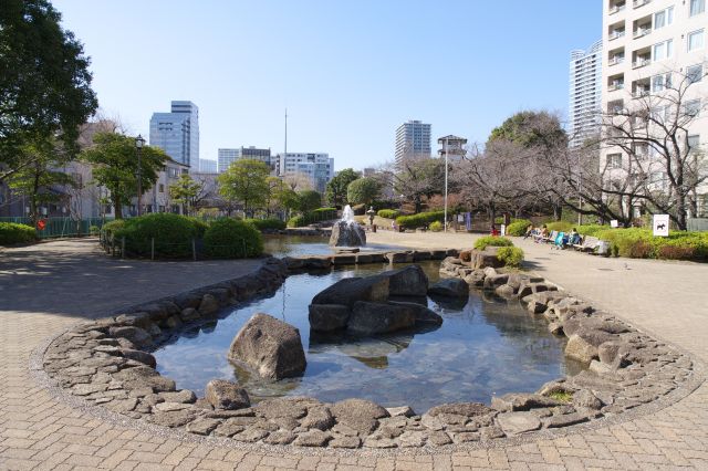 日当たりが良く水が心地よい公園。