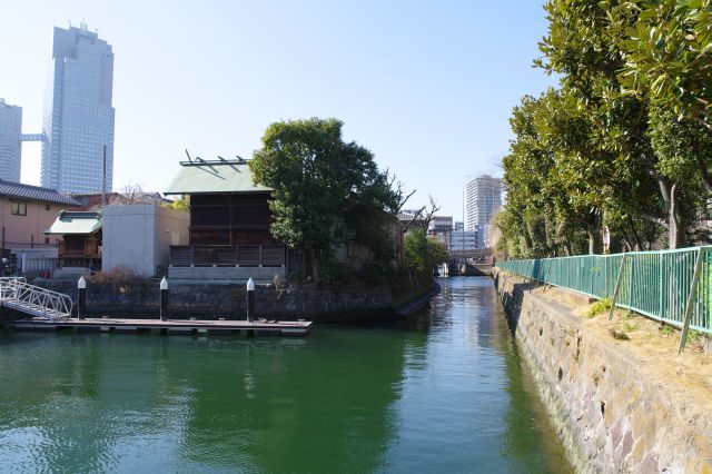 佃堀の角、住吉神社の裏手。