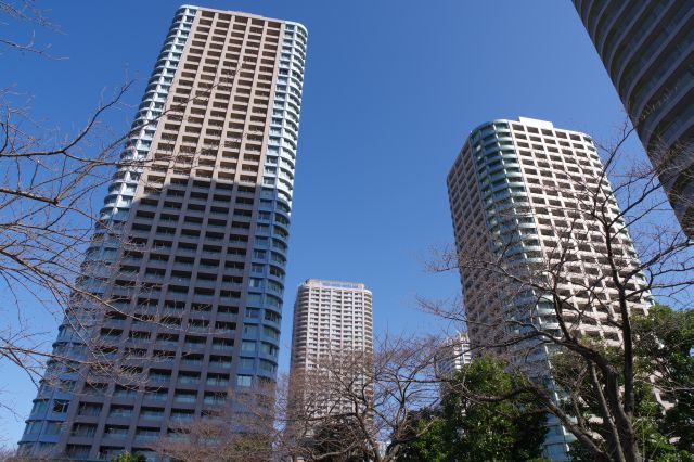 背後には高層マンションが立ち並びます。