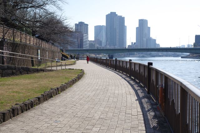 心地よい川沿い、少し戻ります。