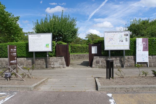 白河小峰城の入口。背後にはJR白河駅があり貨物列車が何度も通過、周辺の山並も印象的。