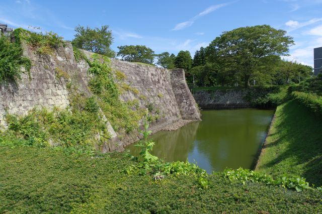 右側の水濠。