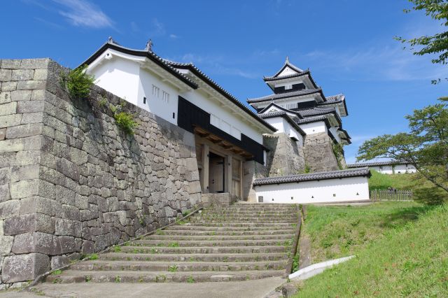 階段の先に前御門と三階櫓が階段状に連なります。