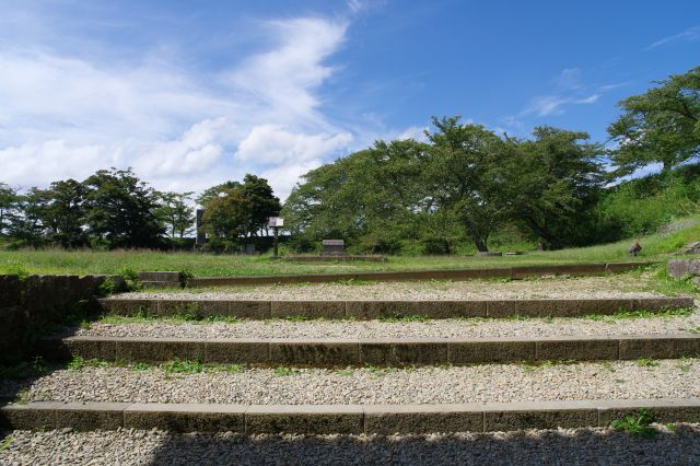 前御門をくぐり本丸へ、少し階段を登ります。