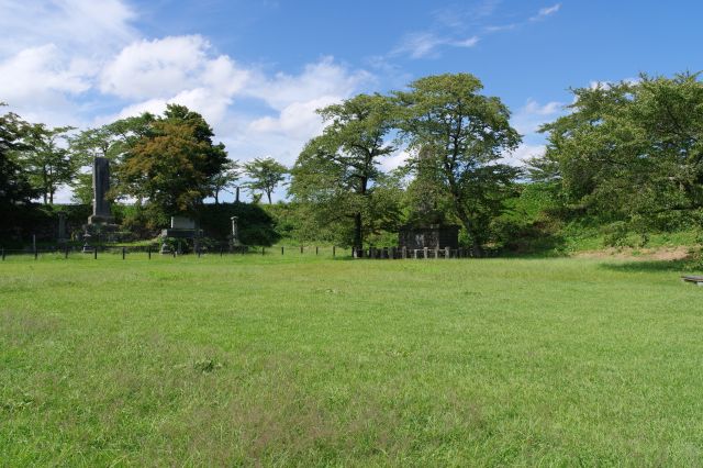 草の香りが漂い、周辺は土塁と木々に囲まれています。