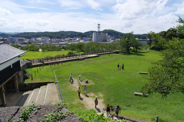 階段を登り三階櫓前より。