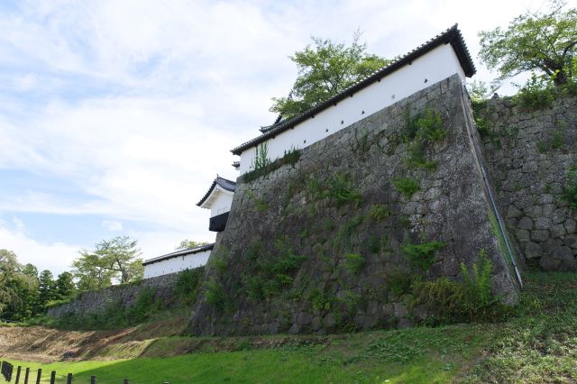 三階櫓脇の塀のある広場を見上げる。