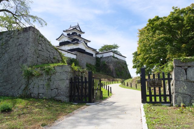 北東の矢之門跡から出ます。