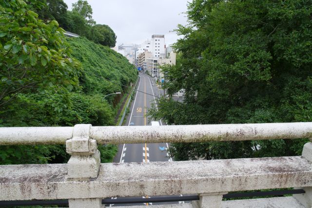 右側の突き当りはすぐ水戸駅。