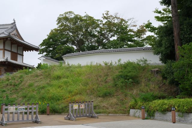 後ろの門の横の土手と塀。