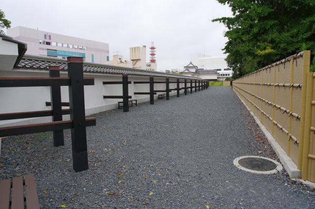 南側の塀に到着。水戸駅に近くビル群が迫ります。