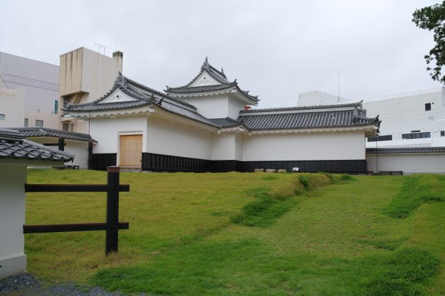 塀沿いに進むと二の丸角櫓があります。