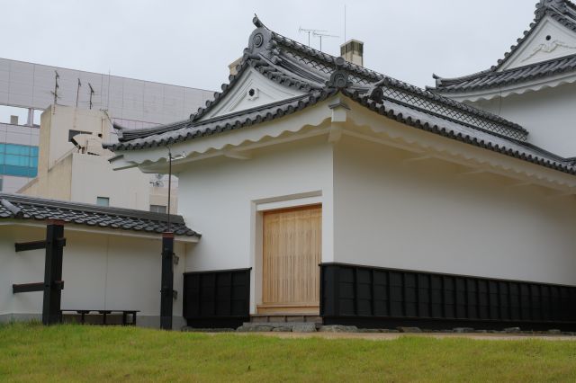 外に出ました。奥の部屋にも開きませんが扉があります。