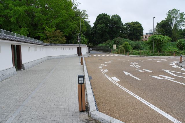 先へ進みます。メインの道路は右へ。