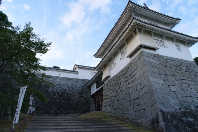 右には再建された箕輪門。