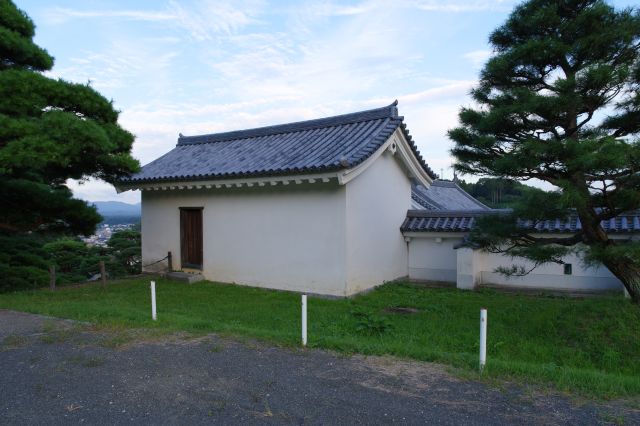 門の上の部分の建物。