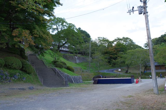 ここから山上の本丸へと山道が続きます。