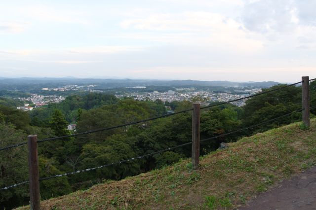 石垣へ上る途中、高さがあり景色が良いです。