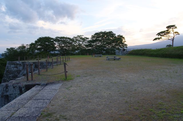 石垣の上の本丸の広場へ到着。