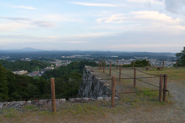 三の丸とは別世界で開放的な眺望、簡易的な柵なのでちょっと怖いぐらいです。