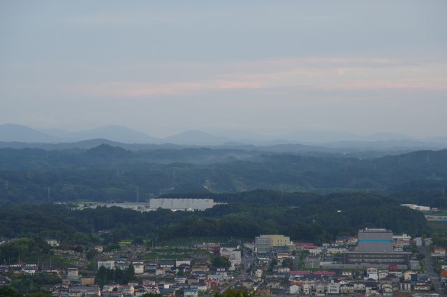 奥にはうっすらと山並が連なります。