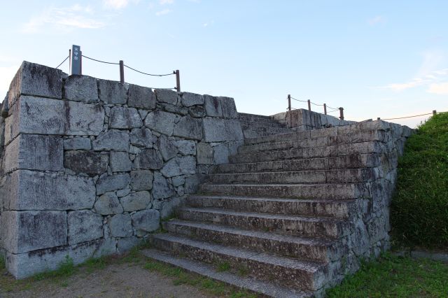 角にある天守台に登ります。