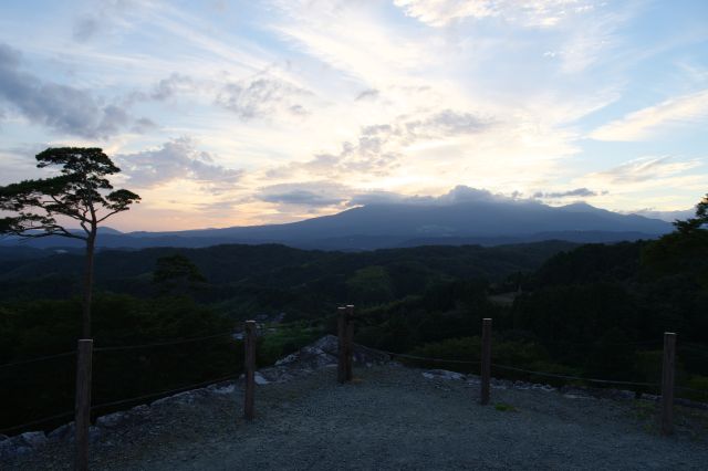 西側角には雄大な安達太良山の姿。