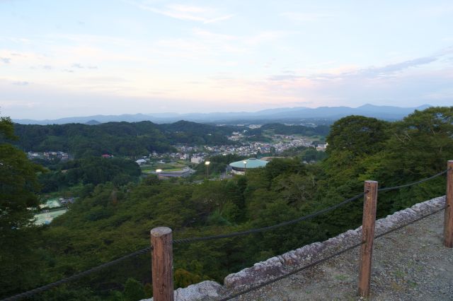 東側、丸い建物は二本松市城山総合体育館。