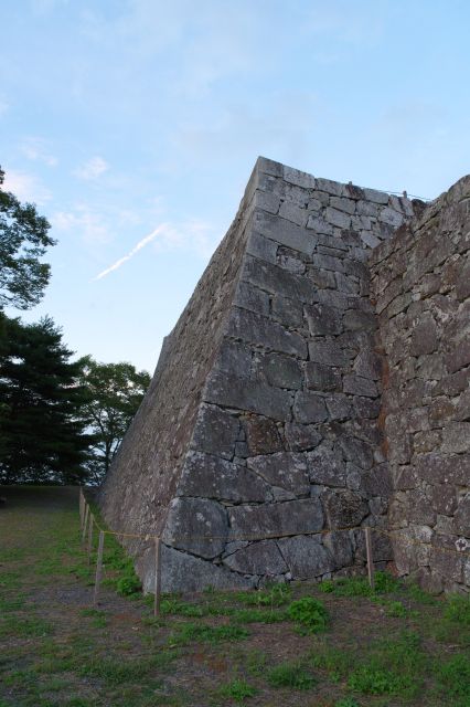 一段高い天守台の石垣。