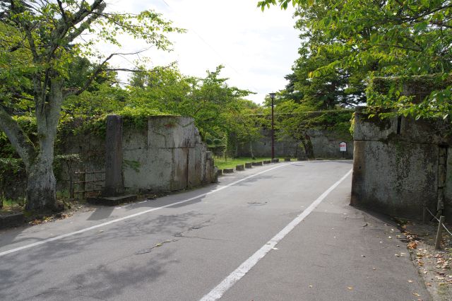 東側の追手門へ。車が沢山通ります。