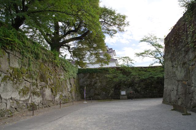 太鼓門跡の大きな石垣。奥に天守が見えます。