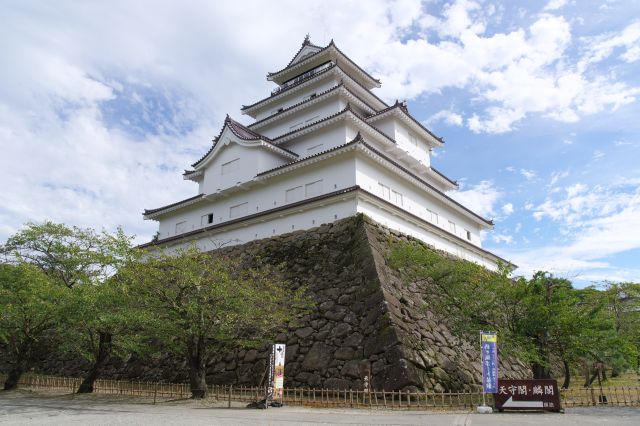 左前にはすぐ大きな天守がそびえたちます。