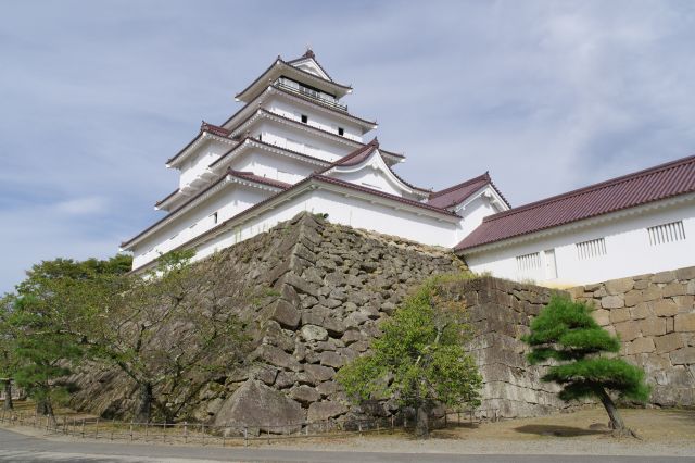 天守の南西側より、独特の赤瓦がまた美しい。