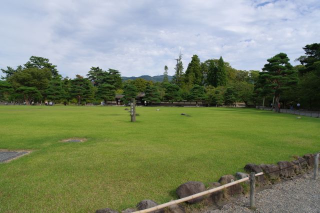 広い芝生の広場。