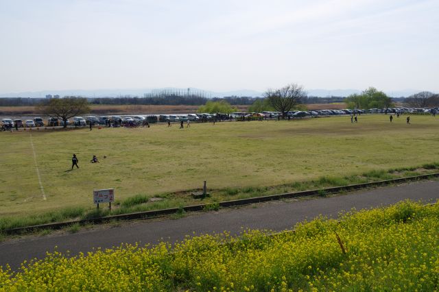 駅に近い片岸だけの光景です。