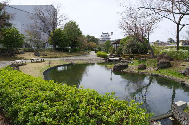 市役所南側は忍城に向かう庭園のような小路があります。