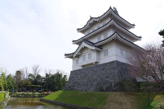 橋付近から眺める御三階櫓。大きくて迫力があります。