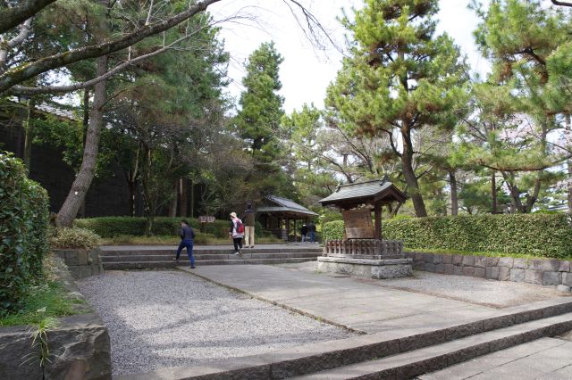 現在の城内へ。突き当りはすぐに行田市郷土博物館があり道は左右に分かれます。