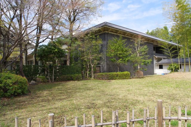 右手には博物館の建物。