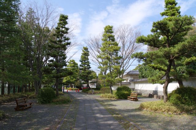 右側は駐車場方面への通路。