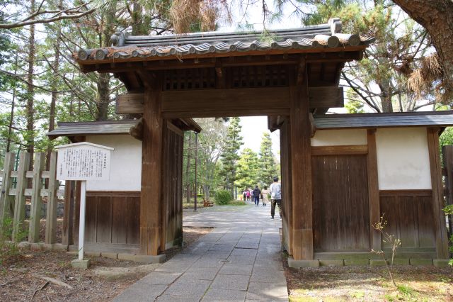 左側には伝進修館表門（くぐって振り返ったところ）。