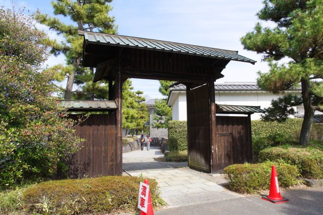 駐車場から博物館への門。