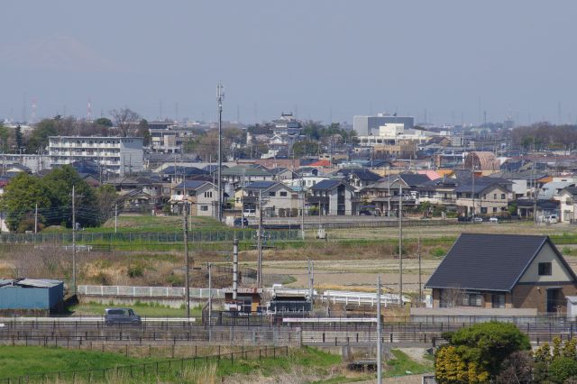 忍城の御三階櫓が見えます。石田三成は古墳の上に陣を張ったと言われ、同じように見ていたのでしょう。