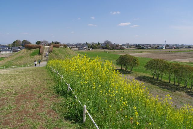 円墳側、一度下ってまた登る構造です。